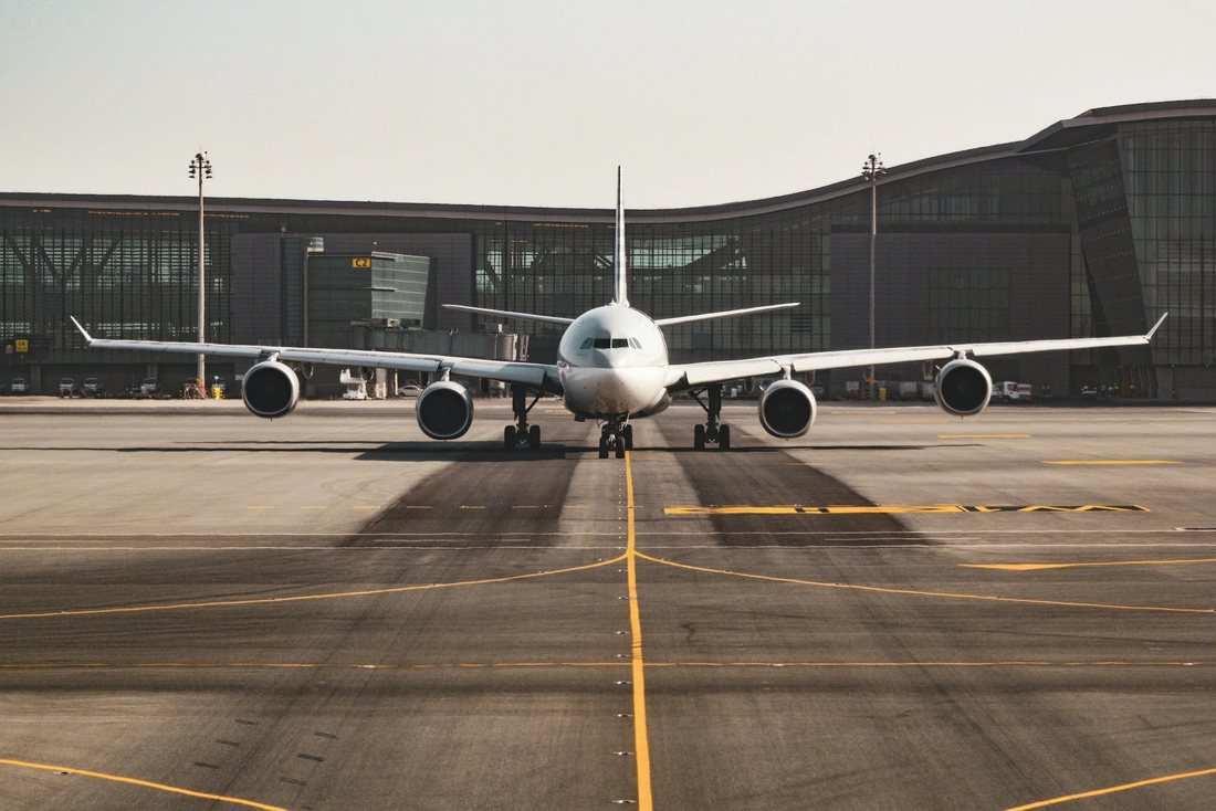 Flugzeug auf dem Vorfeld