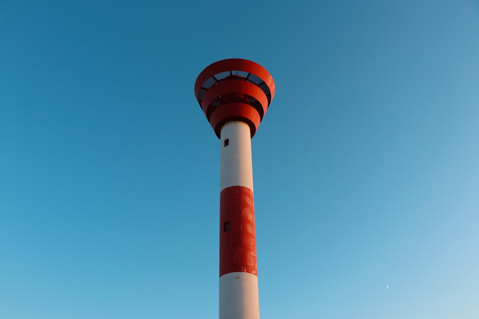 Rot-weißer Leuchtturm in Nordenham vor blauem Himmel