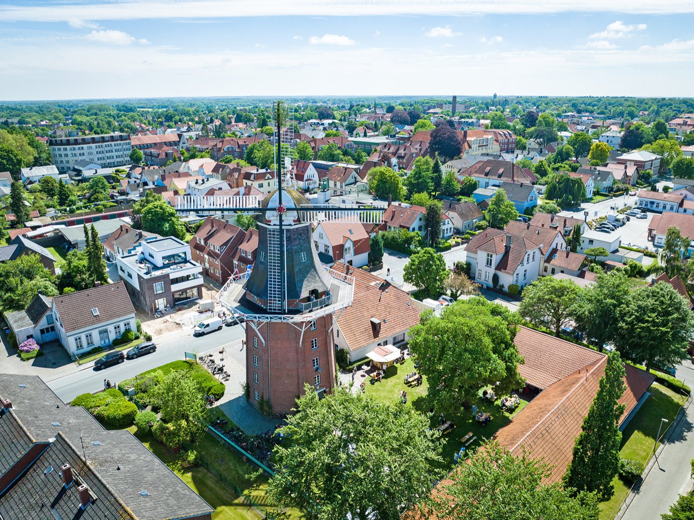 Luftbild von Varel mit der Windmühle im Ortskern